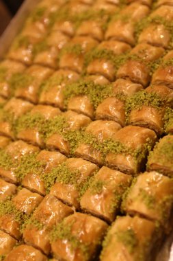 Geleneksel hindistancevizli tatlı baklavası. Ev yapımı fındıklı ve ballı baklava..