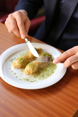 Geleneksel hindistancevizli tatlı baklavası. Ev yapımı fındıklı ve ballı baklava..
