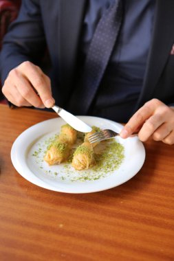 Geleneksel hindistancevizli tatlı baklavası. Ev yapımı fındıklı ve ballı baklava..