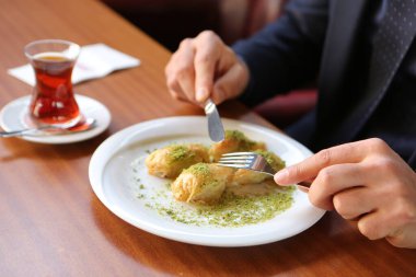 Geleneksel hindistancevizli tatlı baklavası. Ev yapımı fındıklı ve ballı baklava..
