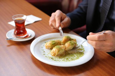 Geleneksel hindistancevizli tatlı baklavası. Ev yapımı fındıklı ve ballı baklava..