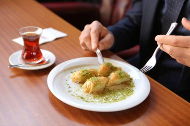 Geleneksel hindistancevizli tatlı baklavası. Ev yapımı fındıklı ve ballı baklava..