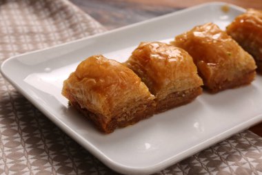 Geleneksel hindistancevizli tatlı baklavası. Ev yapımı fındıklı ve ballı baklava..