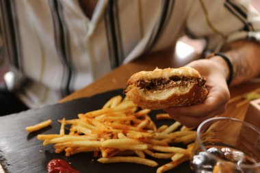 Taze sebzeli ev yapımı hamburger.