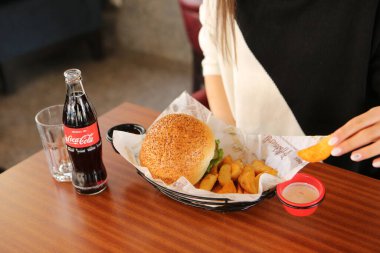 Taze sebzeli ev yapımı hamburger.