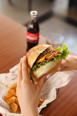 Taze sebzeli ev yapımı hamburger.