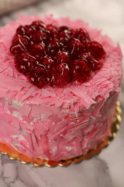 Tabuleiro Com Delicioso Bolo Mesa — Fotografia de Stock