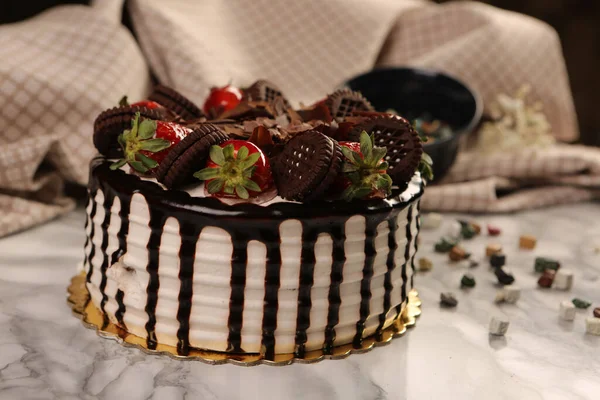 Tabuleiro Com Delicioso Bolo Mesa — Fotografia de Stock