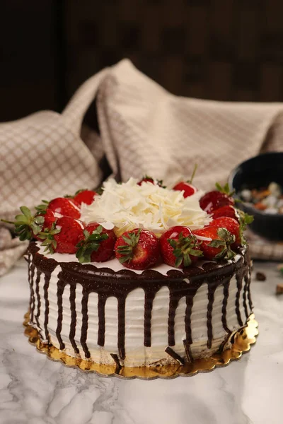 Masada lezzetli bir pasta var.