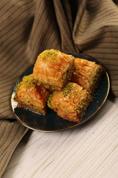 Geleneksel hindistancevizli tatlı baklavası. Ev yapımı fındıklı ve ballı baklava..