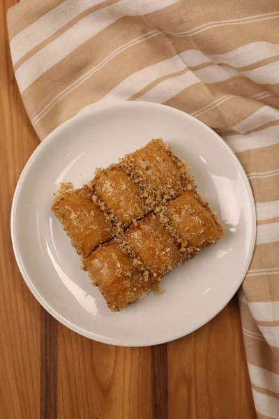 Geleneksel hindistancevizli tatlı baklavası. Ev yapımı fındıklı ve ballı baklava..
