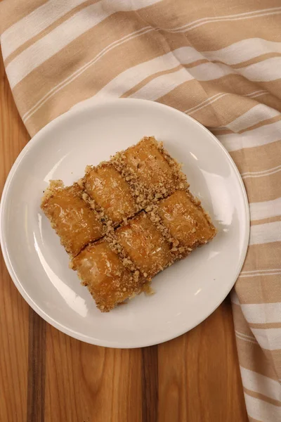 Geleneksel hindistancevizli tatlı baklavası. Ev yapımı fındıklı ve ballı baklava..