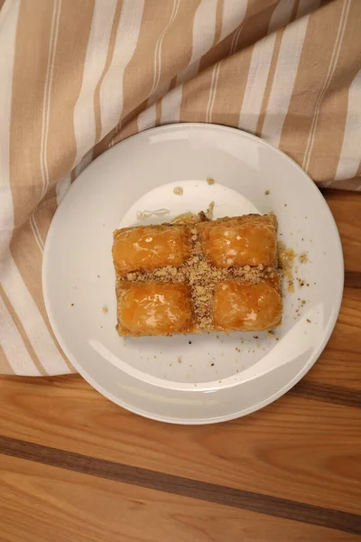 Geleneksel hindistancevizli tatlı baklavası. Ev yapımı fındıklı ve ballı baklava..