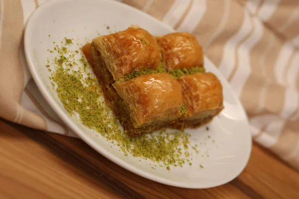 Geleneksel hindistancevizli tatlı baklavası. Ev yapımı fındıklı ve ballı baklava..
