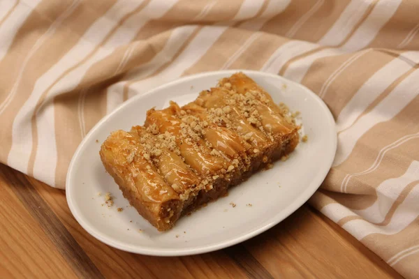 Geleneksel hindistancevizli tatlı baklavası. Ev yapımı fındıklı ve ballı baklava..