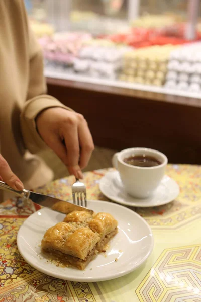 Geleneksel hindistancevizli tatlı baklavası. Ev yapımı fındıklı ve ballı baklava..