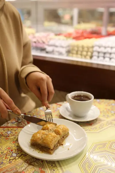 Geleneksel hindistancevizli tatlı baklavası. Ev yapımı fındıklı ve ballı baklava..