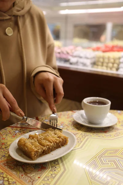 Geleneksel hindistancevizli tatlı baklavası. Ev yapımı fındıklı ve ballı baklava..