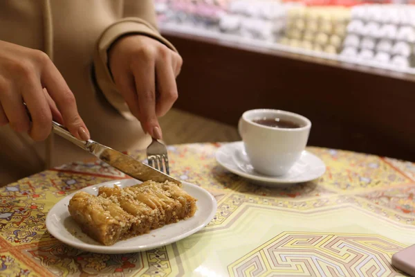 Geleneksel hindistancevizli tatlı baklavası. Ev yapımı fındıklı ve ballı baklava..