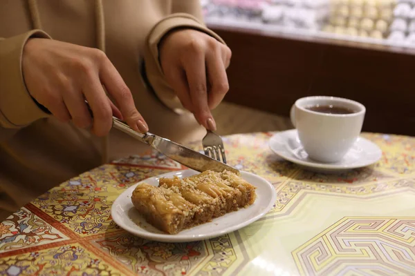 Geleneksel hindistancevizli tatlı baklavası. Ev yapımı fındıklı ve ballı baklava..