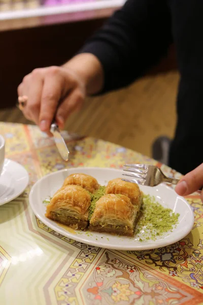 Geleneksel hindistancevizli tatlı baklavası. Ev yapımı fındıklı ve ballı baklava..