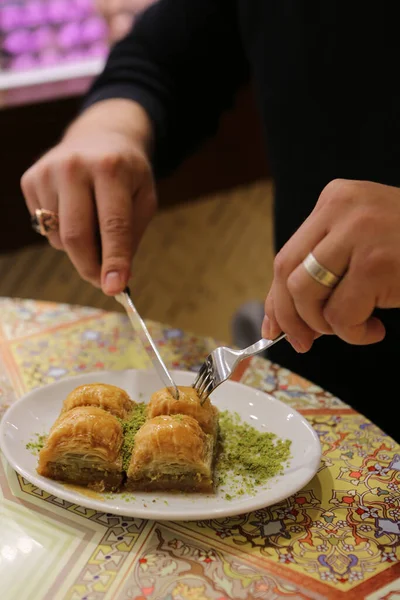 Geleneksel hindistancevizli tatlı baklavası. Ev yapımı fındıklı ve ballı baklava..