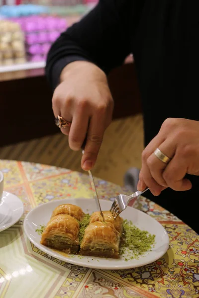 Geleneksel hindistancevizli tatlı baklavası. Ev yapımı fındıklı ve ballı baklava..