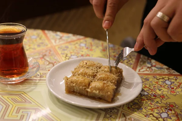 Geleneksel hindistancevizli tatlı baklavası. Ev yapımı fındıklı ve ballı baklava..