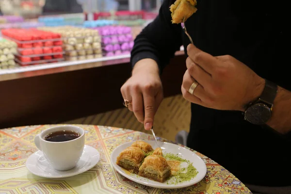 Geleneksel hindistancevizli tatlı baklavası. Ev yapımı fındıklı ve ballı baklava..
