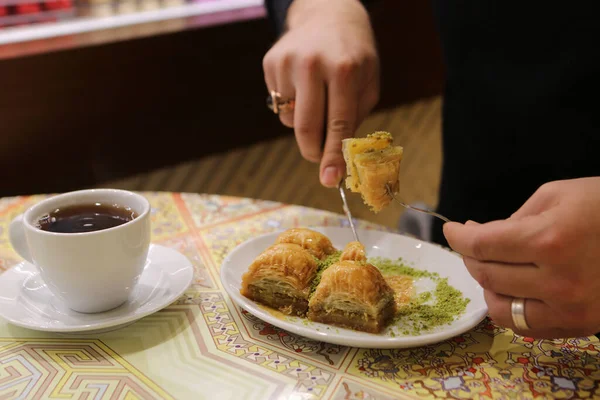 Geleneksel hindistancevizli tatlı baklavası. Ev yapımı fındıklı ve ballı baklava..