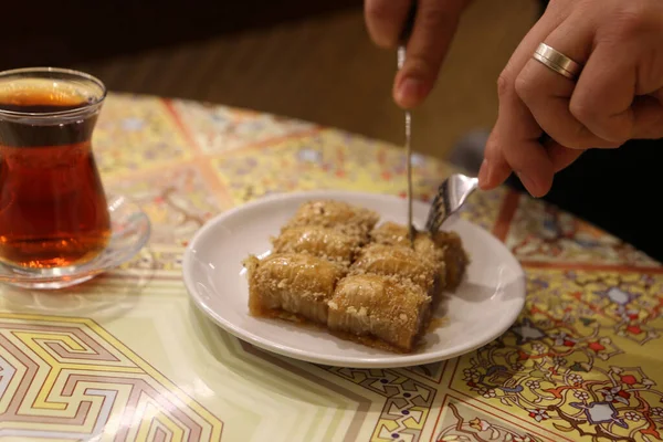 Geleneksel hindistancevizli tatlı baklavası. Ev yapımı fındıklı ve ballı baklava..