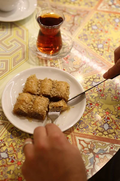Geleneksel hindistancevizli tatlı baklavası. Ev yapımı fındıklı ve ballı baklava..