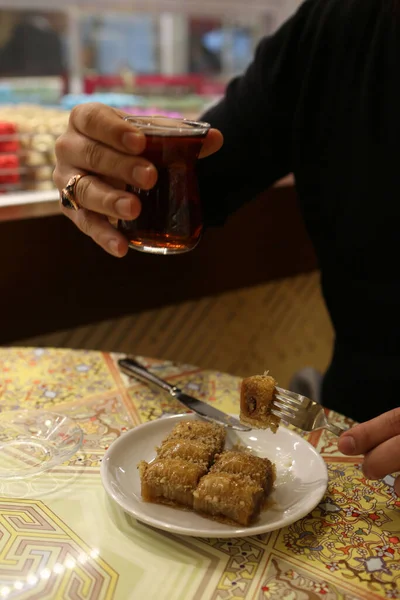 Geleneksel hindistancevizli tatlı baklavası. Ev yapımı fındıklı ve ballı baklava..