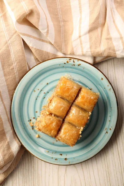 Geleneksel hindistancevizli tatlı baklavası. Ev yapımı fındıklı ve ballı baklava..