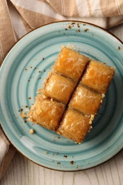 Geleneksel hindistancevizli tatlı baklavası. Ev yapımı fındıklı ve ballı baklava..
