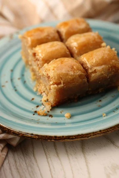 Geleneksel hindistancevizli tatlı baklavası. Ev yapımı fındıklı ve ballı baklava..