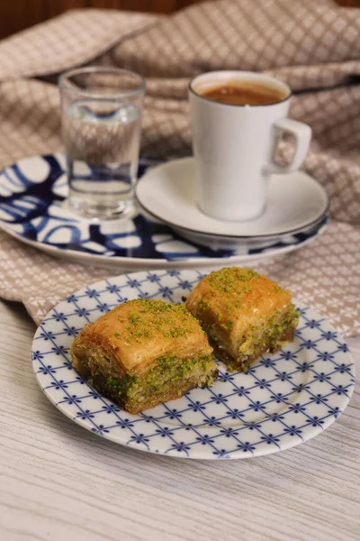 Geleneksel hindistancevizli tatlı baklavası. Ev yapımı fındıklı ve ballı baklava..