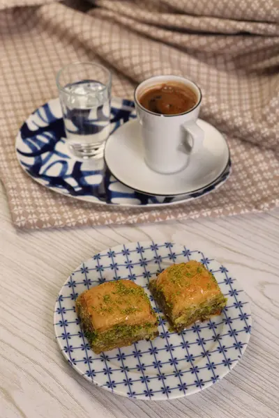 Geleneksel hindistancevizli tatlı baklavası. Ev yapımı fındıklı ve ballı baklava..