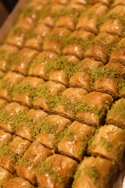 Geleneksel hindistancevizli tatlı baklavası. Ev yapımı fındıklı ve ballı baklava..