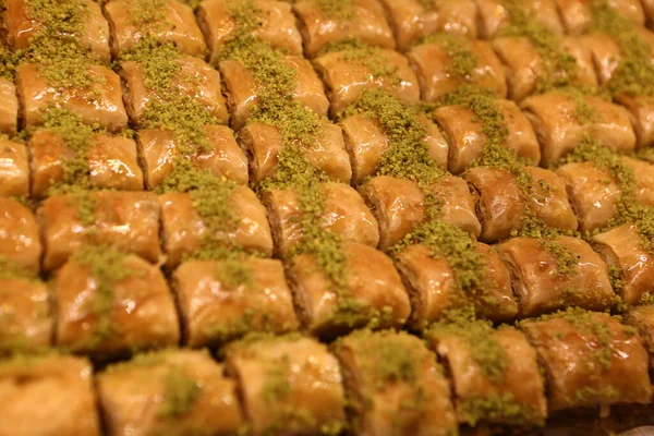 Geleneksel hindistancevizli tatlı baklavası. Ev yapımı fındıklı ve ballı baklava..