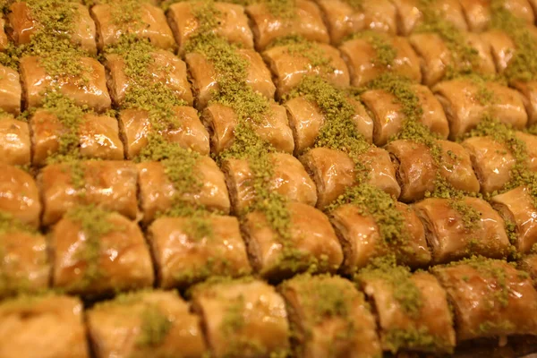 Geleneksel hindistancevizli tatlı baklavası. Ev yapımı fındıklı ve ballı baklava..