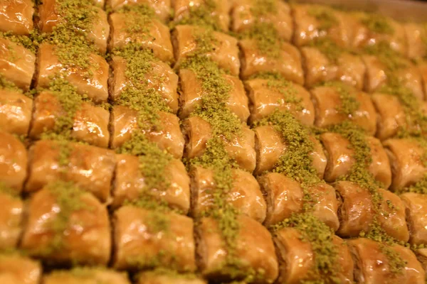 Geleneksel hindistancevizli tatlı baklavası. Ev yapımı fındıklı ve ballı baklava..