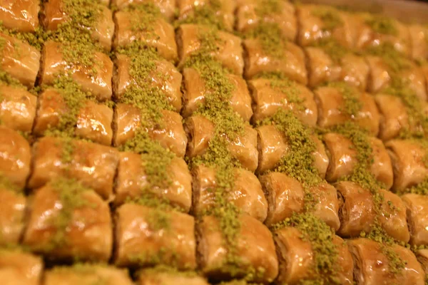 Geleneksel hindistancevizli tatlı baklavası. Ev yapımı fındıklı ve ballı baklava..