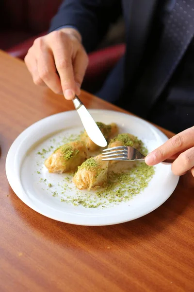Geleneksel hindistancevizli tatlı baklavası. Ev yapımı fındıklı ve ballı baklava..