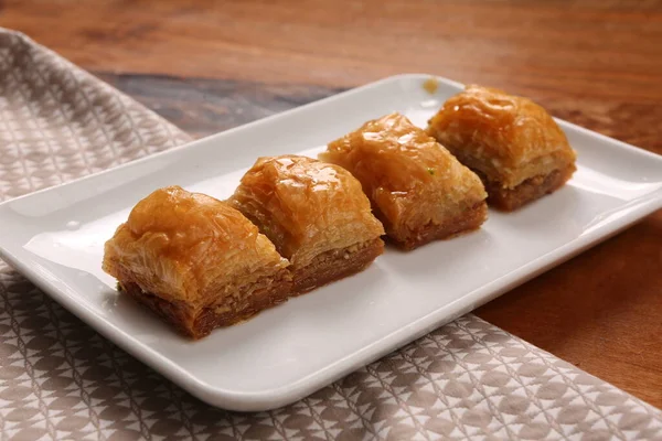 Geleneksel hindistancevizli tatlı baklavası. Ev yapımı fındıklı ve ballı baklava..