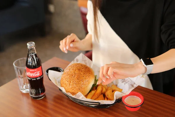 Taze sebzeli ev yapımı hamburger.
