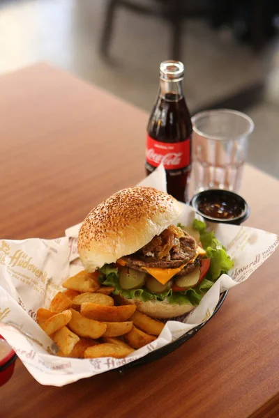 Taze sebzeli ev yapımı hamburger.