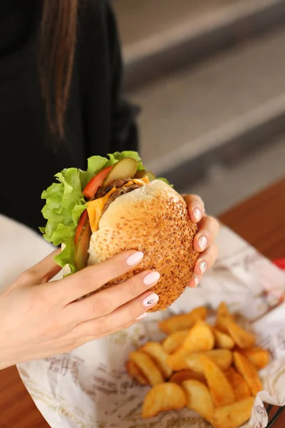 Taze sebzeli ev yapımı hamburger.