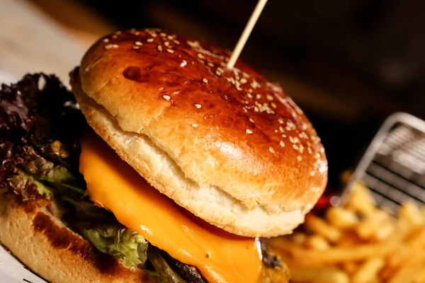 Taze sebzeli ev yapımı hamburger.