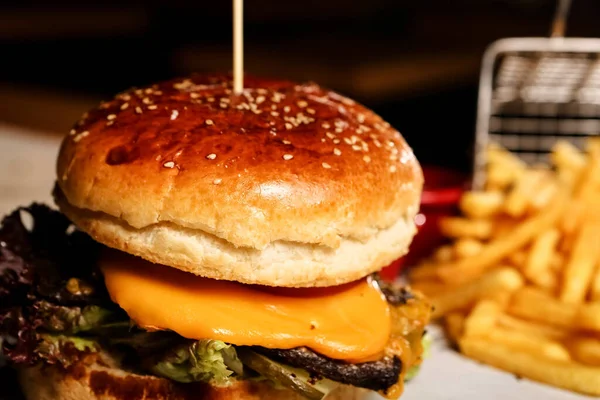 Taze sebzeli ev yapımı hamburger.